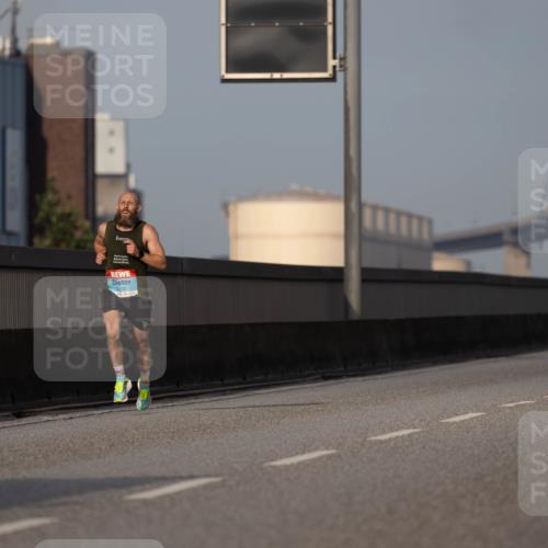 03.10.2026 - Köhlbrandbrückenlauf Michael Strokosch http://msf.ph/oto/10806043 03.10.2026 09:32:09 Position 3 2100 meine-sportfotos.de