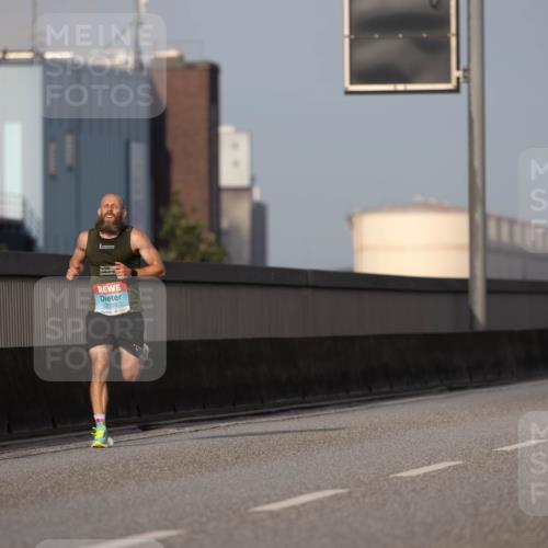 03.10.2026 - Köhlbrandbrückenlauf Michael Strokosch http://msf.ph/oto/10806046 03.10.2026 09:32:11 Position 3 2100 meine-sportfotos.de