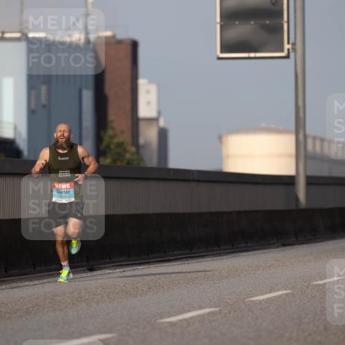 03.10.2026 - Köhlbrandbrückenlauf Michael Strokosch http://msf.ph/oto/10806048 03.10.2026 09:32:11 Position 3 2100 meine-sportfotos.de
