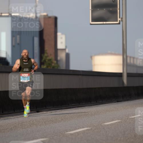 03.10.2026 - Köhlbrandbrückenlauf Michael Strokosch http://msf.ph/oto/10806049 03.10.2026 09:32:11 Position 3 2100 meine-sportfotos.de