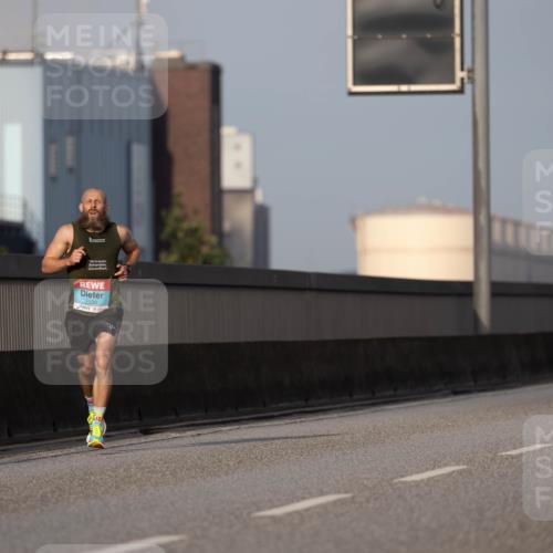 03.10.2026 - Köhlbrandbrückenlauf Michael Strokosch http://msf.ph/oto/10806050 03.10.2026 09:32:11 Position 3 2100 meine-sportfotos.de