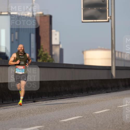 03.10.2026 - Köhlbrandbrückenlauf Michael Strokosch http://msf.ph/oto/10806051 03.10.2026 09:32:11 Position 3 2100 meine-sportfotos.de