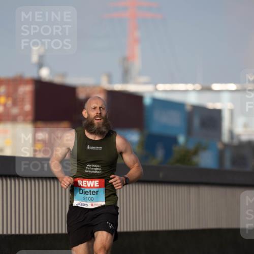 03.10.2026 - Köhlbrandbrückenlauf Michael Strokosch http://msf.ph/oto/10806053 03.10.2026 09:32:15 Position 3 2100 meine-sportfotos.de