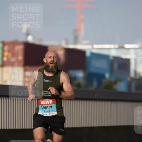 03.10.2026 - Köhlbrandbrückenlauf Michael Strokosch http://msf.ph/oto/10806055 03.10.2026 09:32:15 Position 3 2100 meine-sportfotos.de