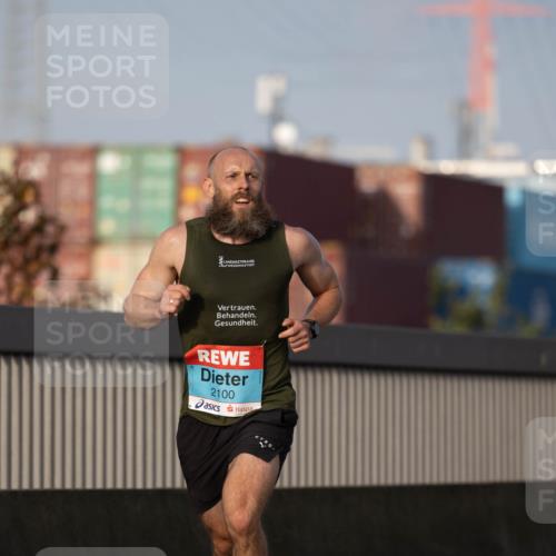 03.10.2026 - Köhlbrandbrückenlauf Michael Strokosch http://msf.ph/oto/10806058 03.10.2026 09:32:16 Position 3 2100 meine-sportfotos.de