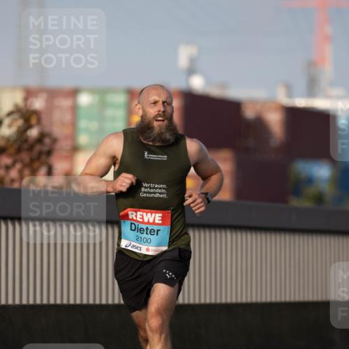 03.10.2026 - Köhlbrandbrückenlauf Michael Strokosch http://msf.ph/oto/10806059 03.10.2026 09:32:16 Position 3 2100 meine-sportfotos.de