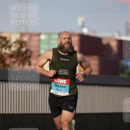 03.10.2026 - Köhlbrandbrückenlauf Michael Strokosch http://msf.ph/oto/10806060 03.10.2026 09:32:16 Position 3 2100 meine-sportfotos.de