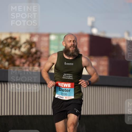 03.10.2026 - Köhlbrandbrückenlauf Michael Strokosch http://msf.ph/oto/10806061 03.10.2026 09:32:16 Position 3 2100 meine-sportfotos.de