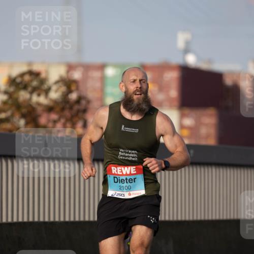 03.10.2026 - Köhlbrandbrückenlauf Michael Strokosch http://msf.ph/oto/10806062 03.10.2026 09:32:16 Position 3 2100 meine-sportfotos.de