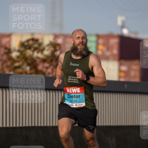 03.10.2026 - Köhlbrandbrückenlauf Michael Strokosch http://msf.ph/oto/10806064 03.10.2026 09:32:16 Position 3 2100 meine-sportfotos.de
