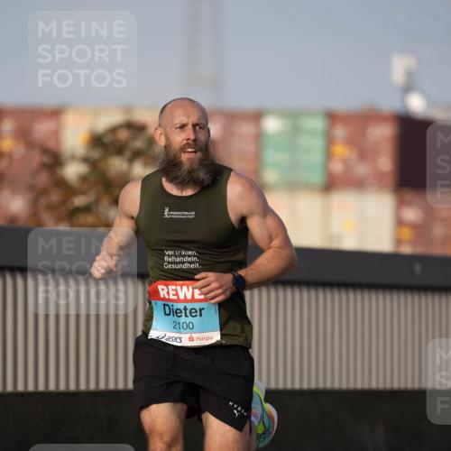 03.10.2026 - Köhlbrandbrückenlauf Michael Strokosch http://msf.ph/oto/10806066 03.10.2026 09:32:16 Position 3 2100 meine-sportfotos.de