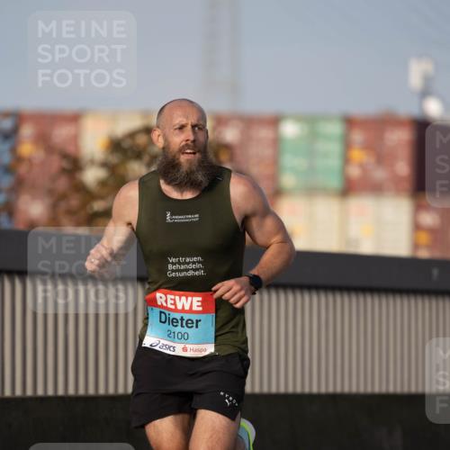 03.10.2026 - Köhlbrandbrückenlauf Michael Strokosch http://msf.ph/oto/10806067 03.10.2026 09:32:16 Position 3 2100 meine-sportfotos.de