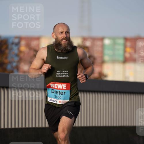 03.10.2026 - Köhlbrandbrückenlauf Michael Strokosch http://msf.ph/oto/10806069 03.10.2026 09:32:16 Position 3 2100 meine-sportfotos.de
