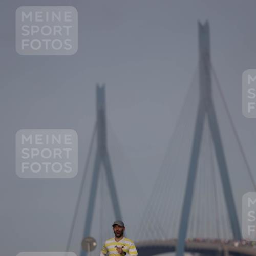 03.10.2026 - Köhlbrandbrückenlauf Michael Strokosch http://msf.ph/oto/10806673 03.10.2026 09:37:00 Position 3  meine-sportfotos.de