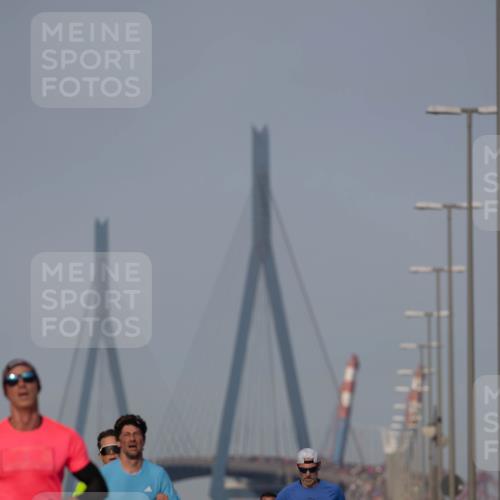 03.10.2026 - Köhlbrandbrückenlauf Michael Strokosch http://msf.ph/oto/10806863 03.10.2026 09:38:46 Position 3 3705, 2134 meine-sportfotos.de