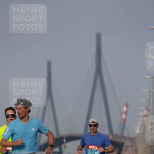 03.10.2026 - Köhlbrandbrückenlauf Michael Strokosch http://msf.ph/oto/10806879 03.10.2026 09:38:49 Position 3 1310, 3705, 2134 meine-sportfotos.de