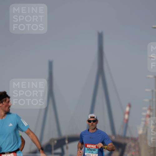 03.10.2026 - Köhlbrandbrückenlauf Michael Strokosch http://msf.ph/oto/10806884 03.10.2026 09:38:49 Position 3 705, 2134 meine-sportfotos.de