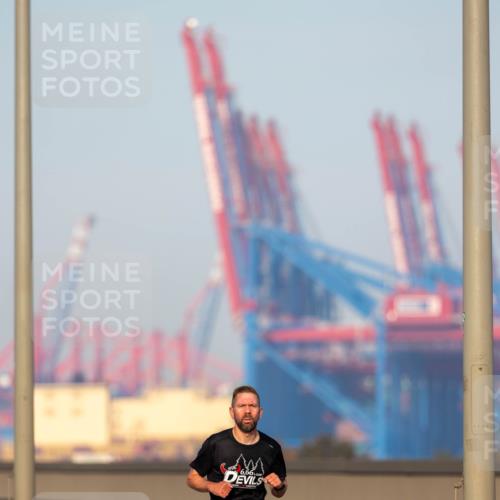 03.10.2026 - Köhlbrandbrückenlauf Michael Strokosch http://msf.ph/oto/10806980 03.10.2026 09:39:47 Position 3 6, 66, 1091 meine-sportfotos.de