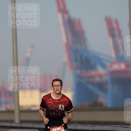 03.10.2026 - Köhlbrandbrückenlauf Michael Strokosch http://msf.ph/oto/10806992 03.10.2026 09:39:55 Position 3 1097 meine-sportfotos.de