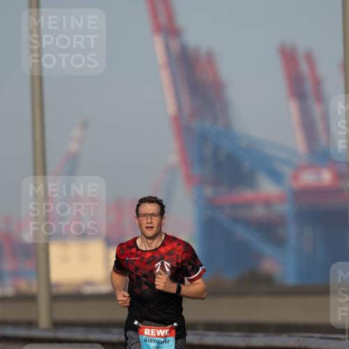 03.10.2026 - Köhlbrandbrückenlauf Michael Strokosch http://msf.ph/oto/10806995 03.10.2026 09:39:55 Position 3 1097 meine-sportfotos.de