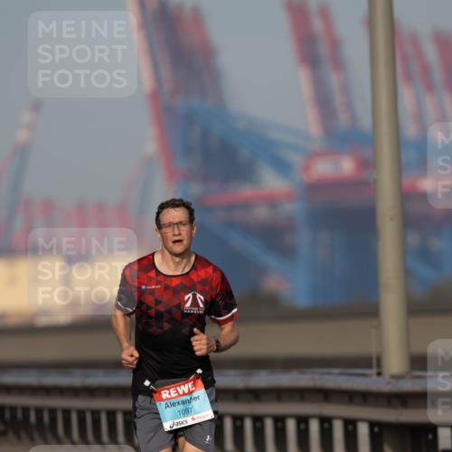 03.10.2026 - Köhlbrandbrückenlauf Michael Strokosch http://msf.ph/oto/10807000 03.10.2026 09:39:56 Position 3 1097 meine-sportfotos.de