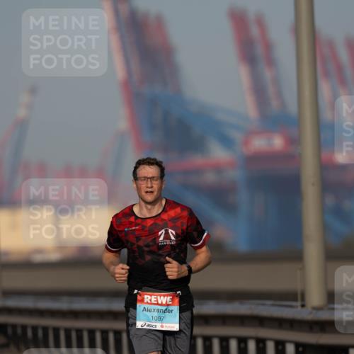 03.10.2026 - Köhlbrandbrückenlauf Michael Strokosch http://msf.ph/oto/10807003 03.10.2026 09:39:56 Position 3 2, 1097 meine-sportfotos.de