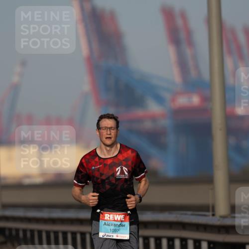 03.10.2026 - Köhlbrandbrückenlauf Michael Strokosch http://msf.ph/oto/10807004 03.10.2026 09:39:56 Position 3 20, 1097 meine-sportfotos.de
