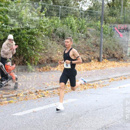 25.10.2026 - hella hamburg halbmarathon Jannik Wohlers http://msf.ph/oto/10847911 25.10.2026 10:09:10 Lombardsbrücke 25 meine-sportfotos.de