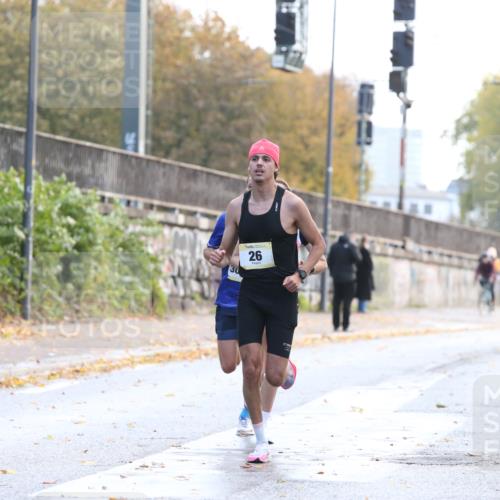 25.10.2026 - hella hamburg halbmarathon Jannik Wohlers http://msf.ph/oto/10847963 25.10.2026 10:12:39 Lombardsbrücke 30088, 26, 41 meine-sportfotos.de