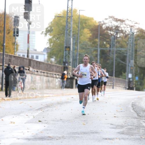 25.10.2026 - hella hamburg halbmarathon Jannik Wohlers http://msf.ph/oto/10847981 25.10.2026 10:13:14 Lombardsbrücke 10664, 20315, 9319 meine-sportfotos.de