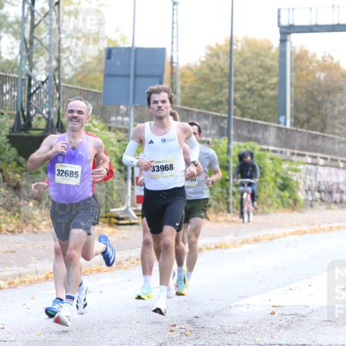 25.10.2026 - hella hamburg halbmarathon Jannik Wohlers http://msf.ph/oto/10847991 25.10.2026 10:13:22 Lombardsbrücke 11070, 33657, 33968, 32685, 24545, 35590 meine-sportfotos.de