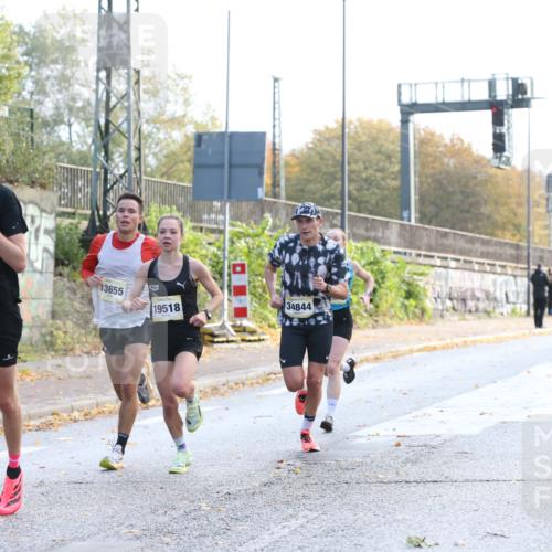 25.10.2026 - hella hamburg halbmarathon Jannik Wohlers http://msf.ph/oto/10848069 25.10.2026 10:14:08 Lombardsbrücke 31572, 19518, 17147, 13655, 34844, 44 meine-sportfotos.de