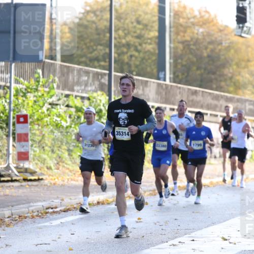 25.10.2026 - hella hamburg halbmarathon Jannik Wohlers http://msf.ph/oto/10848616 25.10.2026 10:17:50 Lombardsbrücke 35259, 32527, 5776, 31915, 2658, 34887, 9842, 7772, 7773, 35314 meine-sportfotos.de