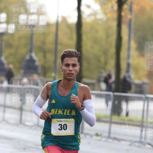 25.10.2026 - hella hamburg halbmarathon Antke Förster http://msf.ph/oto/10856000 25.10.2026 10:08:09 Lombardsbrücke 30 meine-sportfotos.de