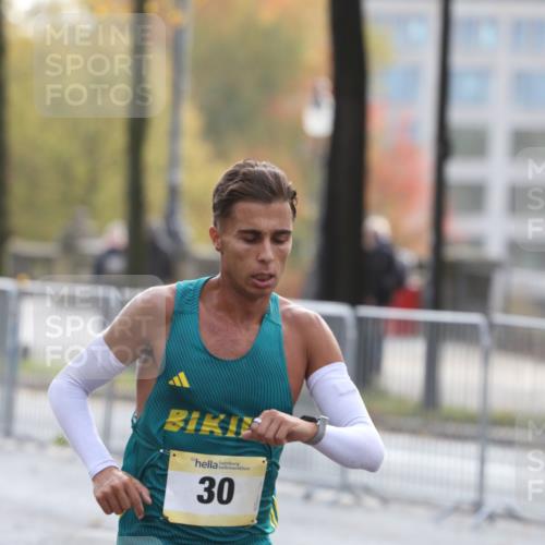 25.10.2026 - hella hamburg halbmarathon Antke Förster http://msf.ph/oto/10856002 25.10.2026 10:08:09 Lombardsbrücke 30 meine-sportfotos.de