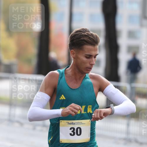 25.10.2026 - hella hamburg halbmarathon Antke Förster http://msf.ph/oto/10856005 25.10.2026 10:08:10 Lombardsbrücke 30 meine-sportfotos.de