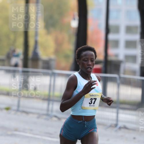 25.10.2026 - hella hamburg halbmarathon Antke Förster http://msf.ph/oto/10856115 25.10.2026 10:11:14 Lombardsbrücke 55, 52, 37 meine-sportfotos.de