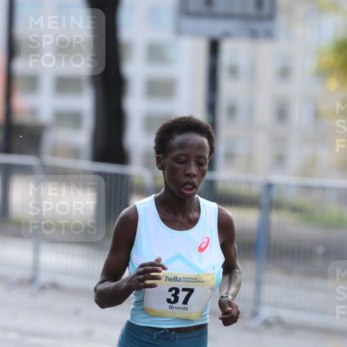 25.10.2026 - hella hamburg halbmarathon Antke Förster http://msf.ph/oto/10856117 25.10.2026 10:11:15 Lombardsbrücke 55, 52, 37 meine-sportfotos.de