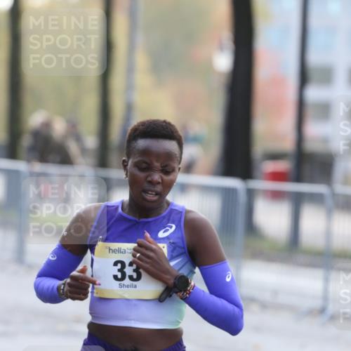 25.10.2026 - hella hamburg halbmarathon Antke Förster http://msf.ph/oto/10856132 25.10.2026 10:11:32 Lombardsbrücke 33, 27 meine-sportfotos.de
