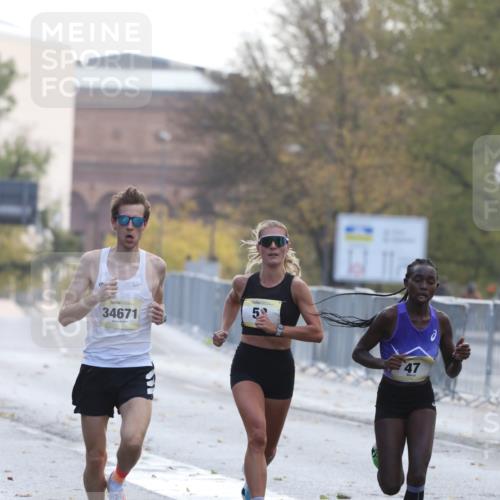 25.10.2026 - hella hamburg halbmarathon Antke Förster http://msf.ph/oto/10856146 25.10.2026 10:11:38 Lombardsbrücke 27, 34671, 53, 47 meine-sportfotos.de