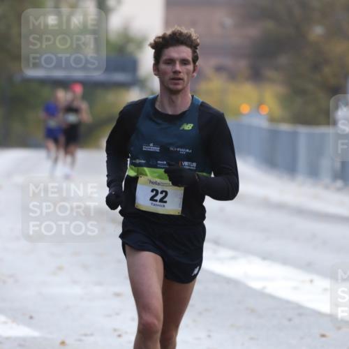 25.10.2026 - hella hamburg halbmarathon Antke Förster http://msf.ph/oto/10856183 25.10.2026 10:12:26 Lombardsbrücke 22 meine-sportfotos.de