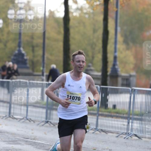 25.10.2026 - hella hamburg halbmarathon Antke Förster http://msf.ph/oto/10856234 25.10.2026 10:13:18 Lombardsbrücke 11070, 24545, 33968, 33657, 32685 meine-sportfotos.de