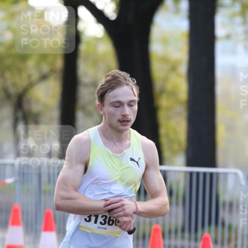 25.10.2026 - hella hamburg halbmarathon Antke Förster http://msf.ph/oto/10856288 25.10.2026 10:13:48 Lombardsbrücke 31360 meine-sportfotos.de