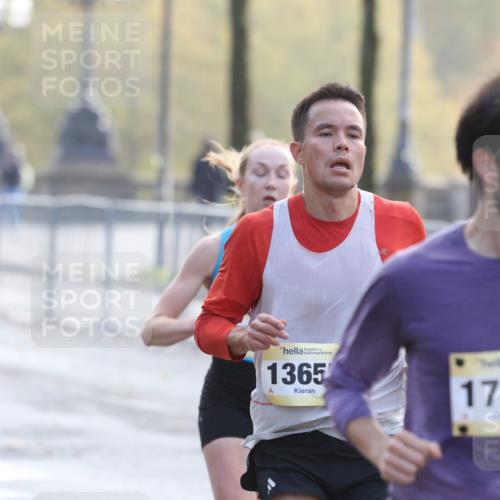 25.10.2026 - hella hamburg halbmarathon Antke Förster http://msf.ph/oto/10856339 25.10.2026 10:14:10 Lombardsbrücke 31572, 17147, 19518, 13655, 34844, 44 meine-sportfotos.de