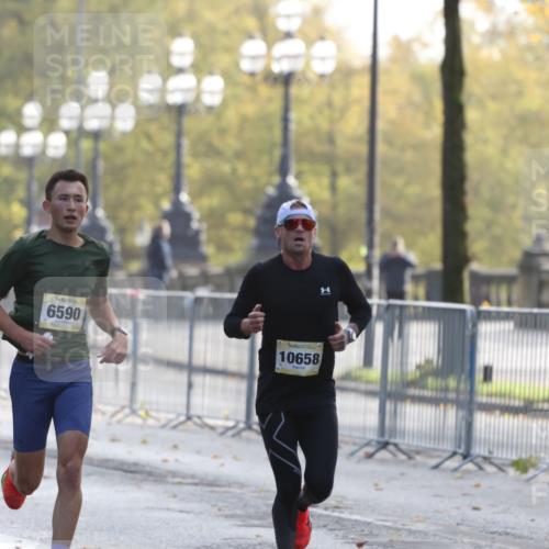 25.10.2026 - hella hamburg halbmarathon Antke Förster http://msf.ph/oto/10856419 25.10.2026 10:14:44 Lombardsbrücke 10658, 6590, 7441 meine-sportfotos.de