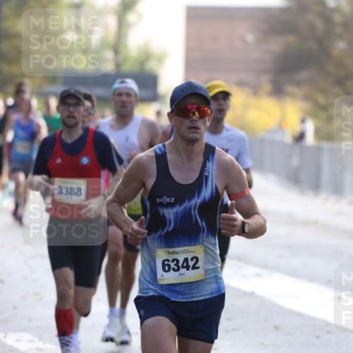 25.10.2026 - hella hamburg halbmarathon Antke Förster http://msf.ph/oto/10856485 25.10.2026 10:15:14 Lombardsbrücke 6342, 22628, 3388, 33610, 34314, 34758 meine-sportfotos.de