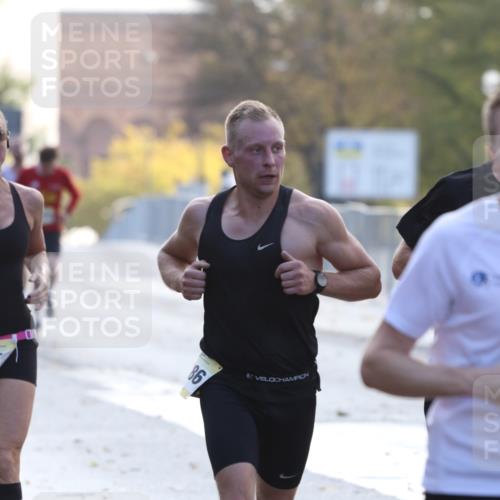 25.10.2026 - hella hamburg halbmarathon Antke Förster http://msf.ph/oto/10856530 25.10.2026 10:15:29 Lombardsbrücke 3745, 21386, 32091, 18941, 32679 meine-sportfotos.de