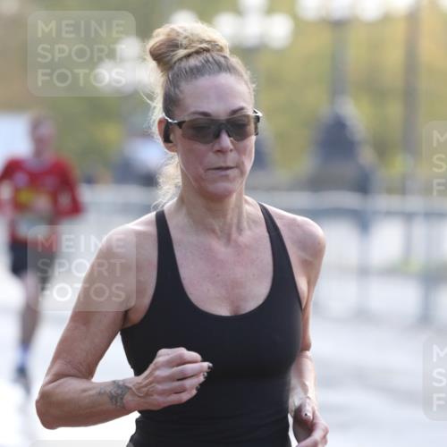 25.10.2026 - hella hamburg halbmarathon Antke Förster http://msf.ph/oto/10856543 25.10.2026 10:15:33 Lombardsbrücke 18941, 32679, 19706, 35367, 20045, 30870, 2997 meine-sportfotos.de