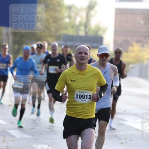 25.10.2026 - hella hamburg halbmarathon Antke Förster http://msf.ph/oto/10856656 25.10.2026 10:16:13 Lombardsbrücke 24696, 31468, 33230, 10912, 11167, 15794, 21590, 24382, 23060 meine-sportfotos.de