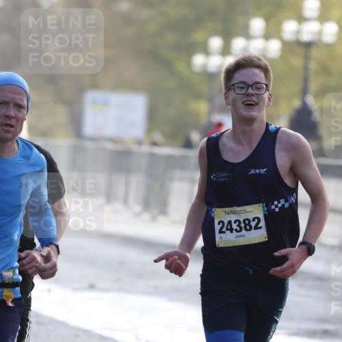 25.10.2026 - hella hamburg halbmarathon Antke Förster http://msf.ph/oto/10856673 25.10.2026 10:16:18 Lombardsbrücke 21590, 15794, 23060, 24382, 34812, 16400, 33304, 33293, 30492, 31125 meine-sportfotos.de